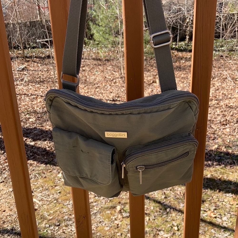 Baggallini grey crossbody purse